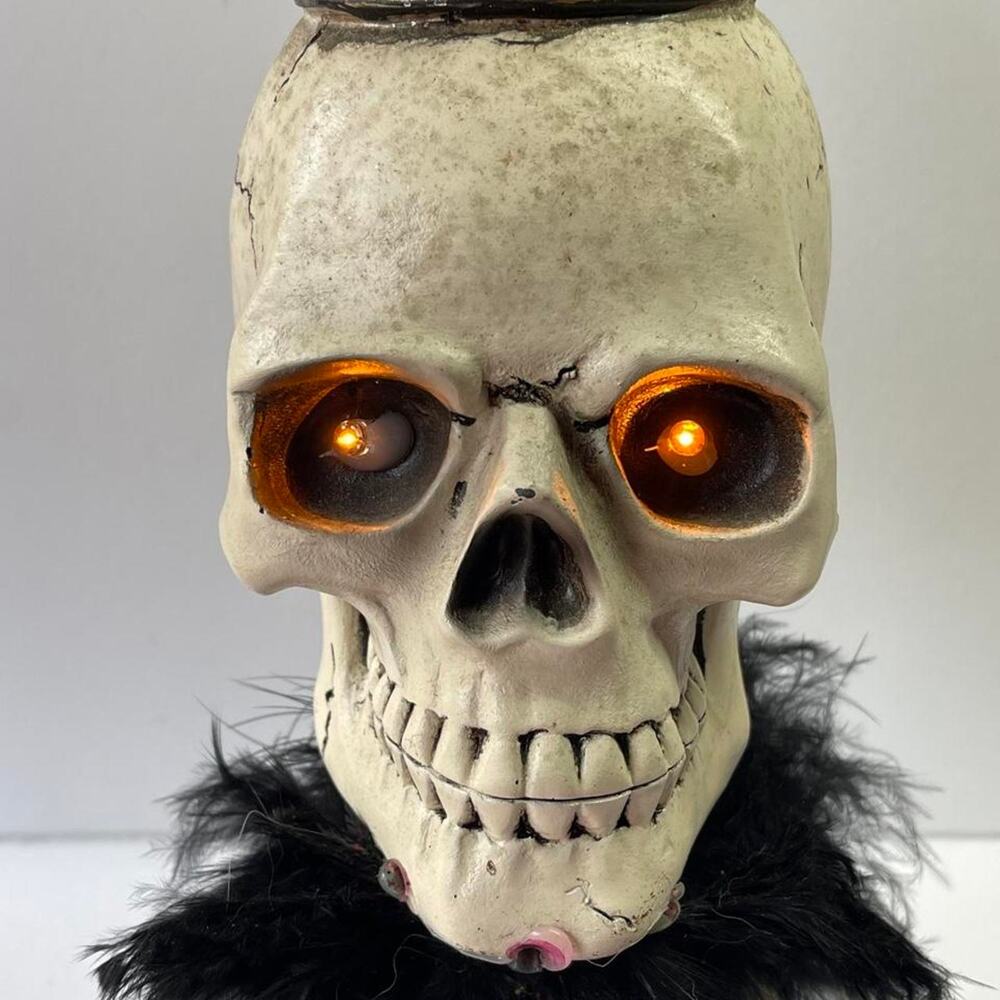 Gothic glamour skull with red eyes - Picture 2 of 5